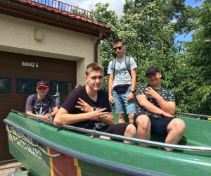 Czterech chłopców w łodzi.