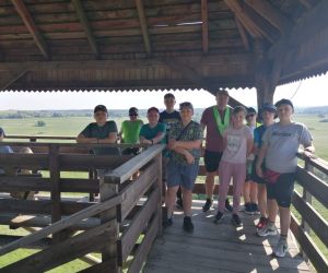 Uczniowie z nauczycielem na wieży widokowej w Gródku