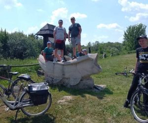 Uczniowie siedzą, niektórzy stoją na figurce suma wykonanego z piaskowca, u podnóża punktu obserwacyjnego