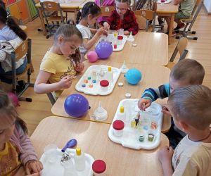 Cztery dziewczynki i dwóch chłopców mieszają kolory podstawowe tworząc nowe barwy.