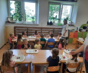 Dzieci z grupy 3- i 4-latków przygotowują się do eksperymentów.