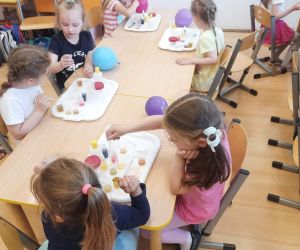 Dzieci z grupy 3- i 4-latków wykonują eksperyment „Mieszanie kolorów”