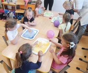 Dzieci z grupy 3- i 4-latków wykonują eksperyment „Mieszanie kolorów”