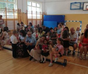 Przedszkolaki wręczają swoim rodzicom własnoręcznie wykonane upominki.