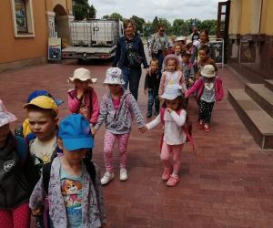 Dzieci z nauczycielkami spacerują po Starym Mieście w Zamościu