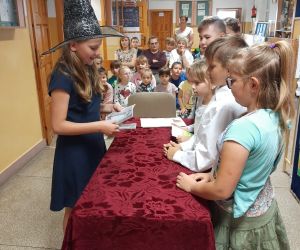 Uczennica przebrana za wróżkę wręcza uczniom klucze w nagrodę za rozwiązanie baśniowych zagadek