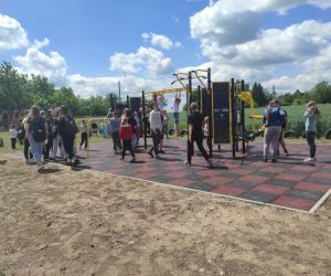 Uczniowie podczas zabawy na siłowni