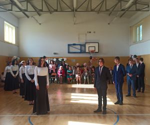 Uczniowie rozpoczynają taniec