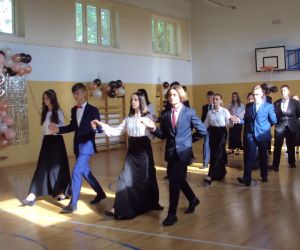 Uczniowie tańczą Poloneza