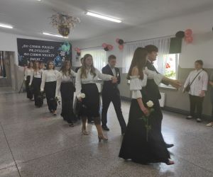 Polonez w wykonaniu uczniów kl. VIII