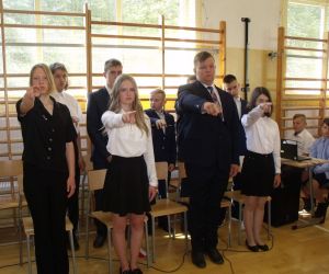 Chłopcy i dziewczęta - uczniowie klasy ósmej podczas aktu ślubowania absolwentów