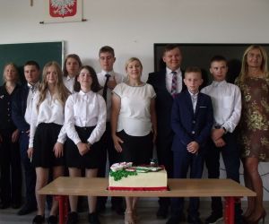 Chłopcy i dziewczęta - uczniowie klasy ósmej wraz z wychowawczynią i panią dyrektor