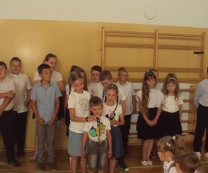 Część artystyczną w wykonaniu uczniów młodszych klas naszej szkoły - Mały chłopiec i dwie dziewczynki z Ukrainy śpiewają pieśń