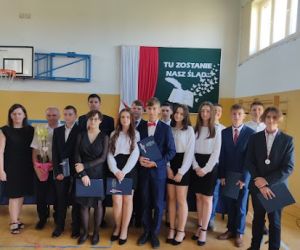 Uczniowie klasy ósmej wraz z wychowawczynią i panem dyrektorem