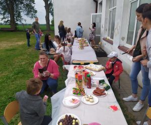 Dzieci z Mamami podczas poczęstunku