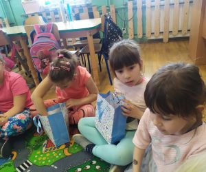 Dziewczynki otwierają prezenty