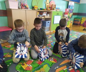 Chłopcy otwierają prezenty