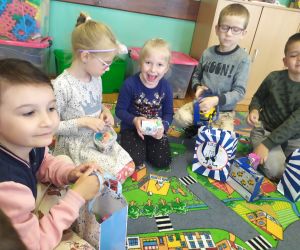 Dziewczynki uradowane z prezentów