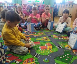 Dzieci dostają prezenty