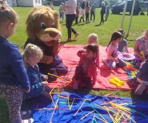 Zabawy na boisku szkolnym z lwem policjantem