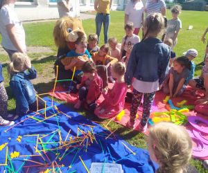 Dzieci podczas pikniku i zabawy z lwem policjantem