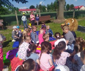 Lew policjant rozmawia z dziećmi