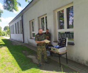 Funkcjonariusz pokazuje materiały potrzebne w jego pracy