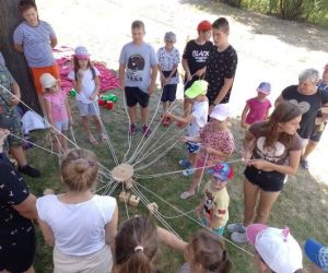 Gry, zabawy i animacje na świeżym powietrzu.