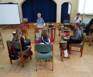 Dzieci grają na bębnach.