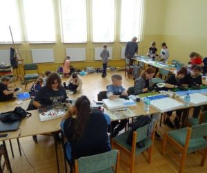Grupa osób podczas warsztatów plastycznych.