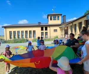 Gry, zabawy i animacje na świeżym powietrzu.