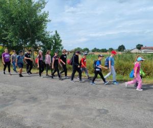 Grupa osób podczas spaceru.