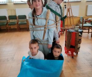 Grupa osób podczas warsztatów plastycznych.