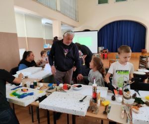 Grupa osób podczas warsztatów plastycznych.