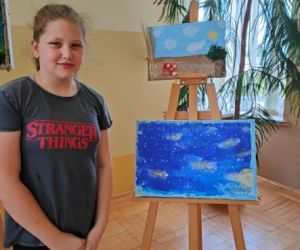 Uczestnicy warsztatów ze swoimi obrazami.