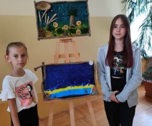 Uczestnicy warsztatów ze swoimi obrazami.