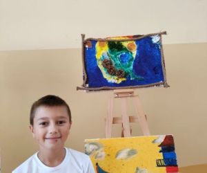 Uczestnicy warsztatów ze swoimi obrazami.