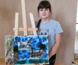 Uczestnicy warsztatów ze swoimi obrazami.