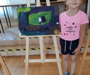 Uczestnicy warsztatów ze swoimi obrazami.