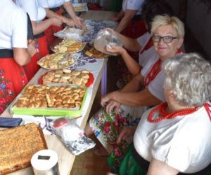 Panie z KGW ze stoiskiem słodkich wypieków.
