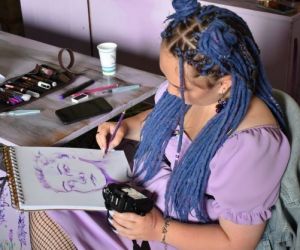 Osoba szkicuje portrety w lawendowej stodole.