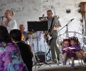 Osoby występują na scenie.