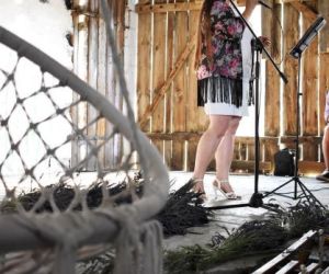 Osoba śpiewa w lawendowej stodole.