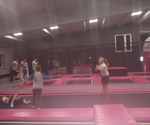 Zdjęcie przedstawiające dzieci bawiące się w Parku Trampolin.