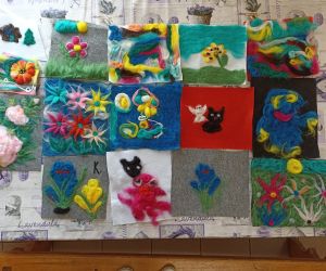 Zdjęcie przedstawia prace wykonana przez dzieci z wełny czesankowej.