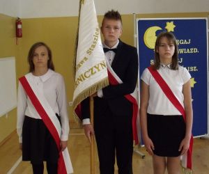 Poczet sztandarowy - chłopiec i dwie dziewczynki w strojach galowych