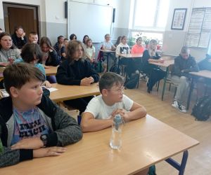 Uczniowie słuchają tekstu