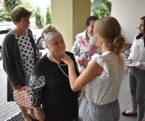 Na zdjęciu widoczne są osoby wchodzące do budynku.