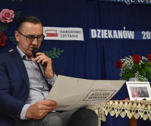 Na zdjęciu widoczny jest mężczyzna czytający wiersz.