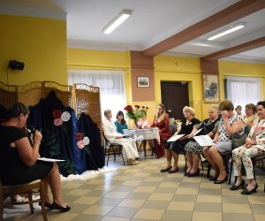 Zdjęcie przedstawi dużą grupę ludzi wewnątrz budynku.